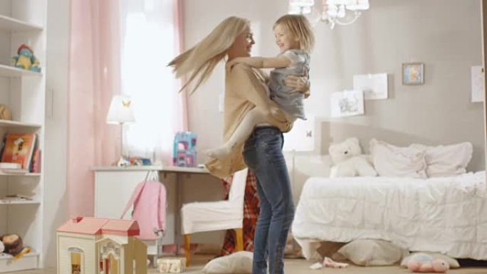 年轻甜美的母亲抱着她可爱的小女儿，与她一起旋转。儿童房是粉红色的，到处都是玩具。慢动作。