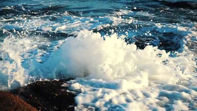 海浪撞击石头