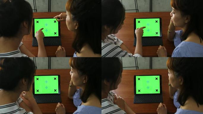 两名妇女使用平板电脑绿屏