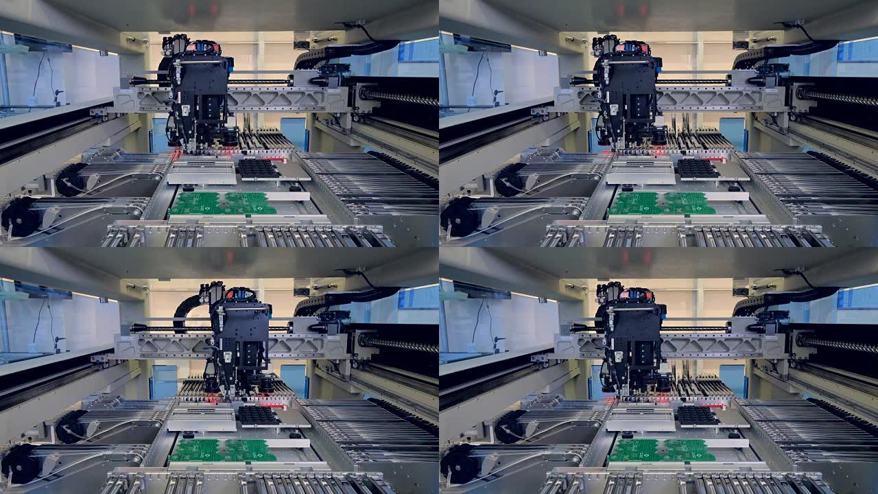 自动化机器人电子零件制造机。4K。