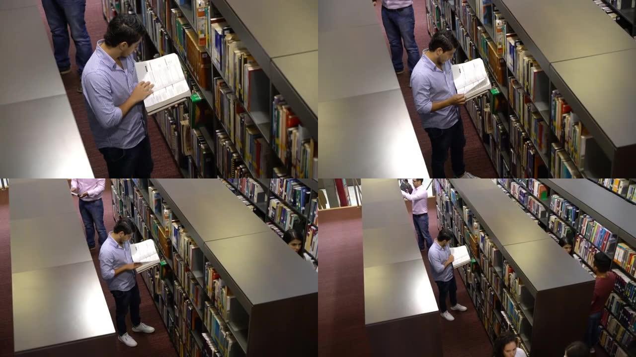 学生在图书馆看书非常专注