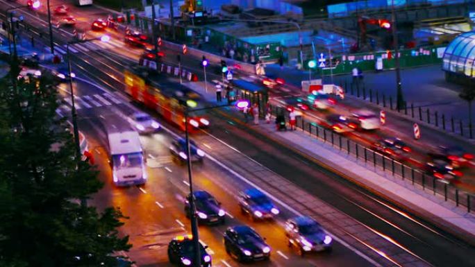 落日余晖下五彩缤纷的交通