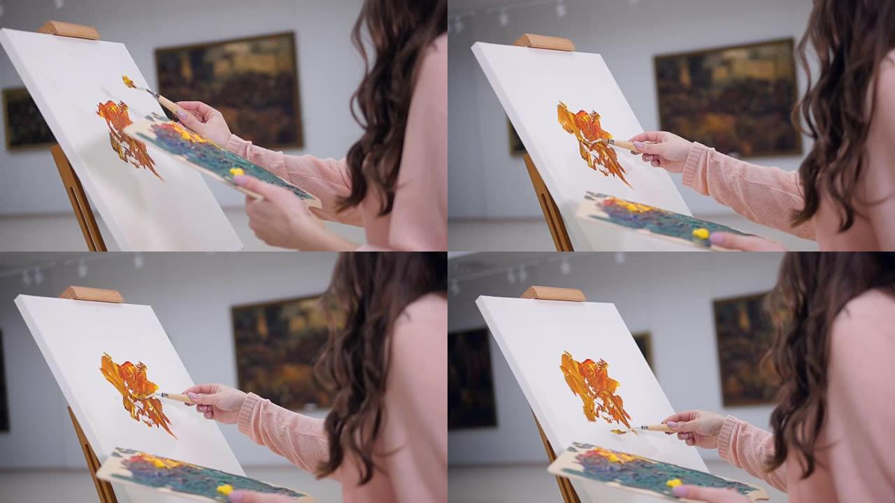 女人画一幅画，在画布上涂上颜料。