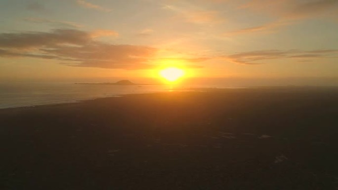 空中: 在惊人的金色日落下飞越宁静的富埃特文图拉岛