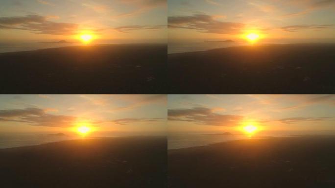 空中: 在惊人的金色日落下飞越宁静的富埃特文图拉岛
