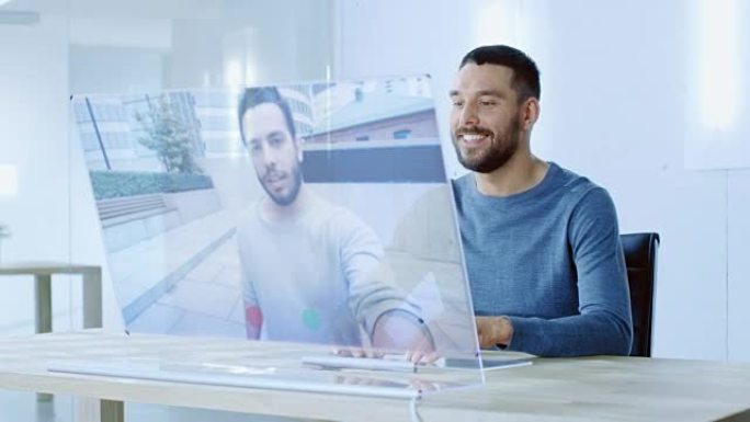 在不久的将来，男人通过透明显示的计算机向他的朋友进行视频通话。他们友好地聊天。办公室设计既现代又明亮