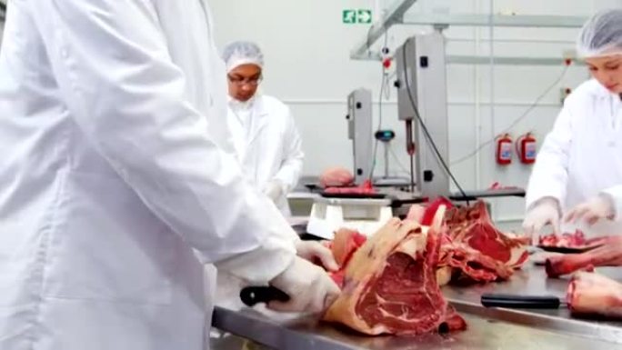 肉店切肉并检查肉的重量