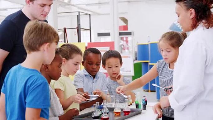 孩子们在科学中心参加化学实验