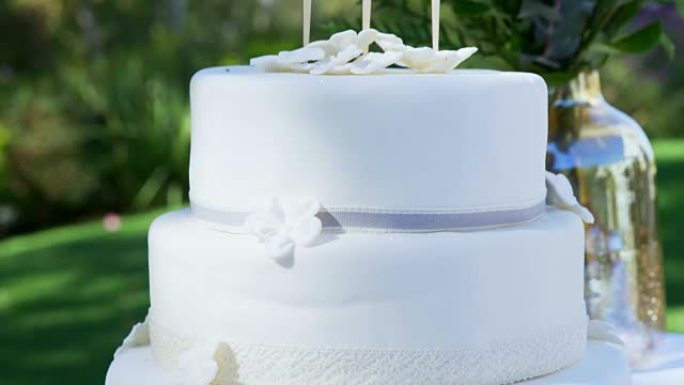 简单的白色结婚蛋糕，生日标签放在桌子4K 4k