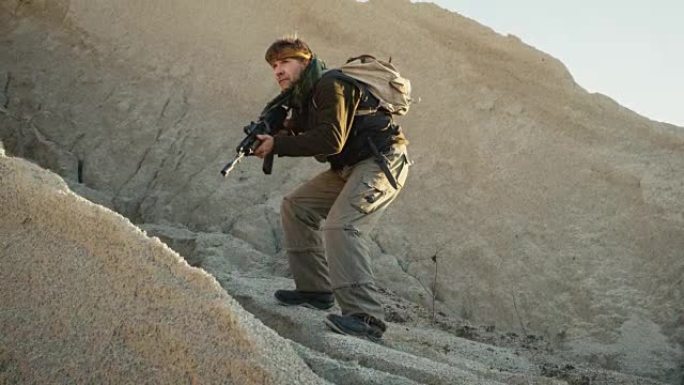 武装恐怖分子在沙漠中行走