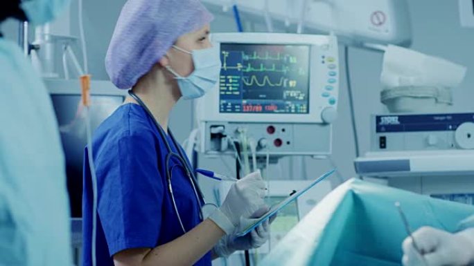在医院手术室中，麻醉师会观察并监视和控制患者的生命体征，并向首席外科医生点头进行手术。