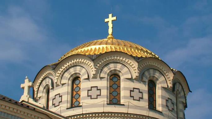 教堂的金色圆顶