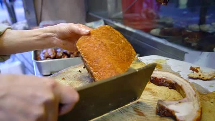 手工切碎中国脆皮猪肉。