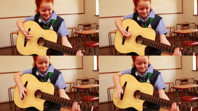可爱的小学生在教室里弹吉他
