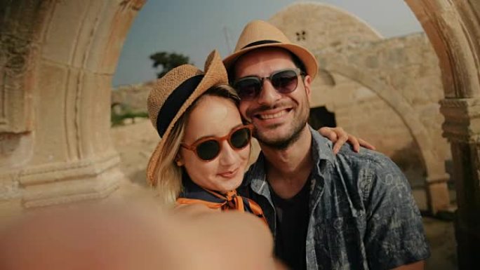 年轻游客夫妇在欧洲暑假自拍