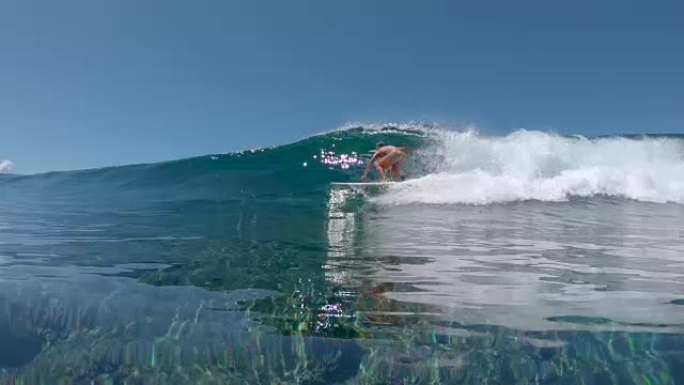 水下: 凉爽的冲浪者在壮观的斐济乘坐大洋管波浪。
