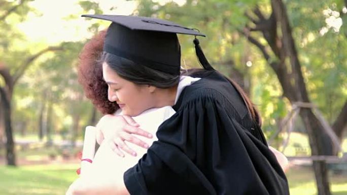 女人带着幸福的心情拥抱母亲。毕业庆典