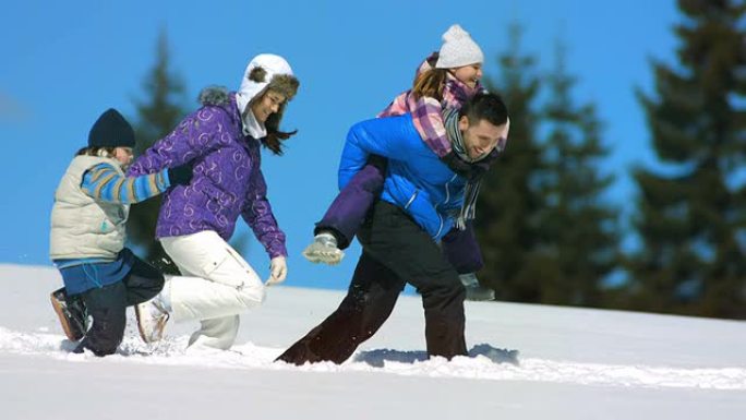 高清超级慢动作: 家庭在雪地上奔跑