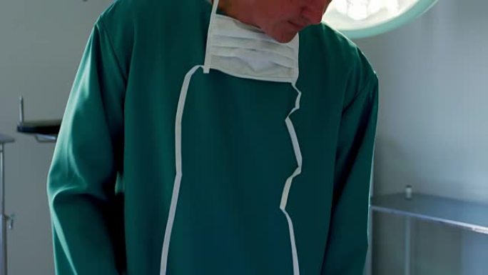 外科医生在托盘上布置手术工具的肖像