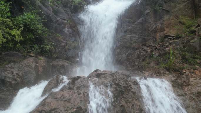 春季雨水   沉浸体验野生瀑布