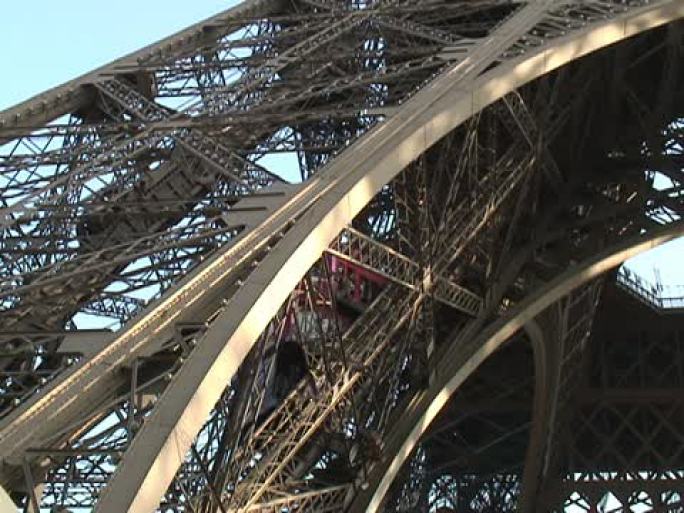 巴黎：埃菲尔铁塔下方的电梯