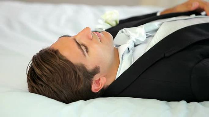新郎在婚礼前躺下