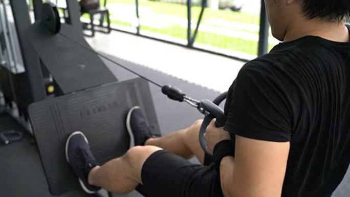 亚洲男子进行背部锻炼: 坐低电缆排