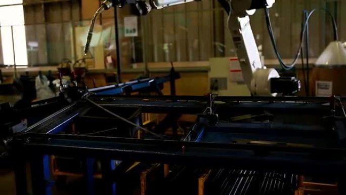 焊接机器人代表运动。在汽车零部件行业。