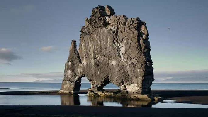 火山黑海滩上的标志性海堆