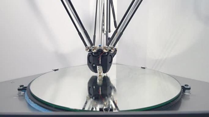 现代3D打印机开始打印过程。自动三维3d打印机在实验室进行塑料建模