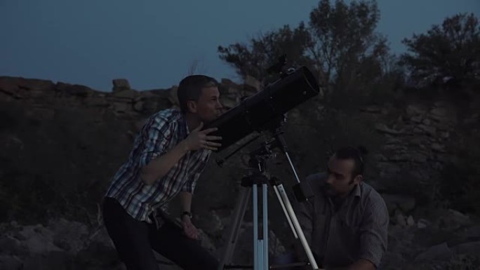 人们在黎明时使用望远镜