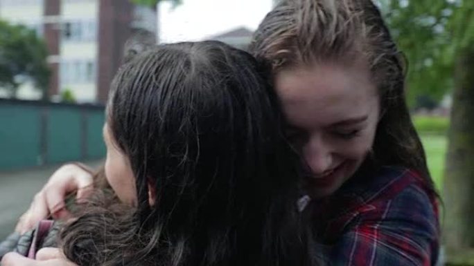 十几岁的女孩在雨中拥抱