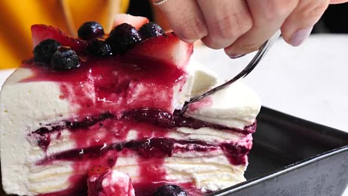 蓝莓芝士蛋糕配上菜和切蛋糕