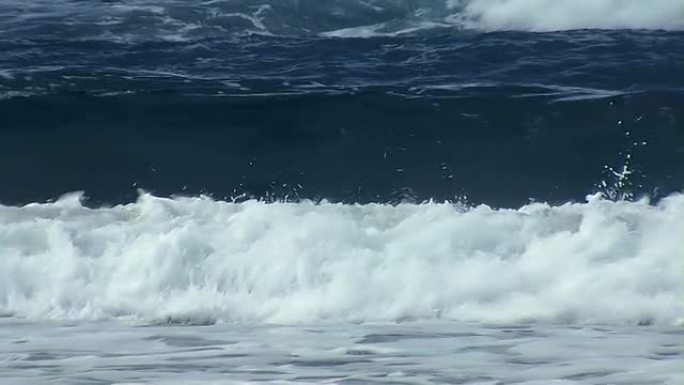 海天相接。海天相接浪花