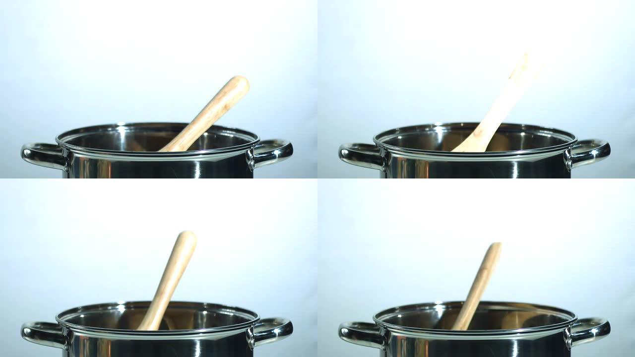 木勺掉在平底锅里