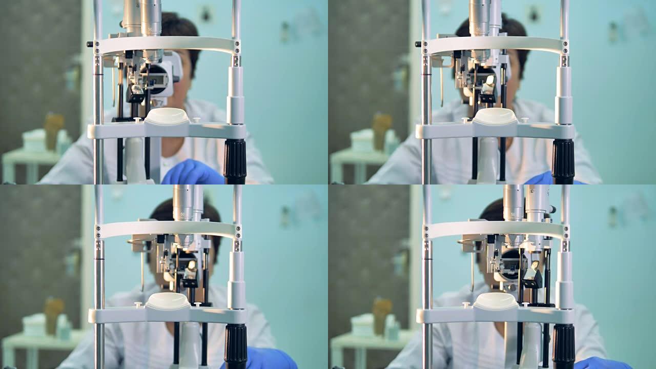 眼科医生移动裂隙灯的内部部件。