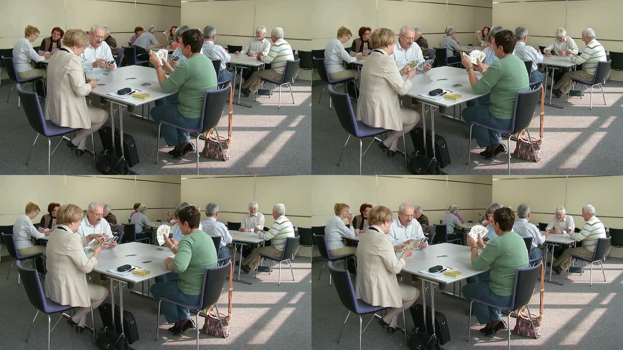 高清: 老年人在社区中心打牌