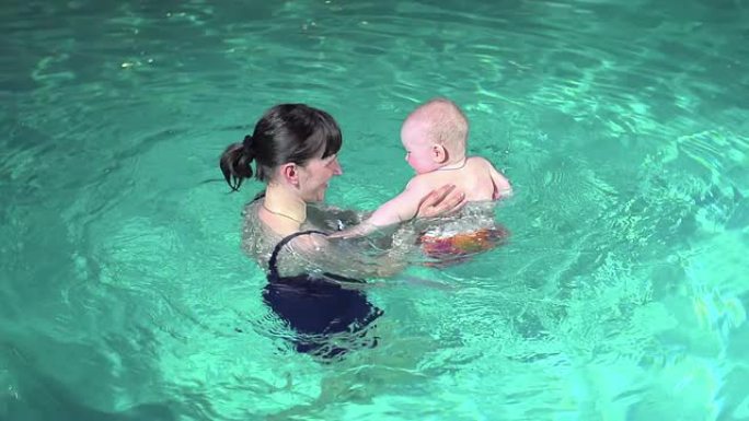 教婴儿游泳