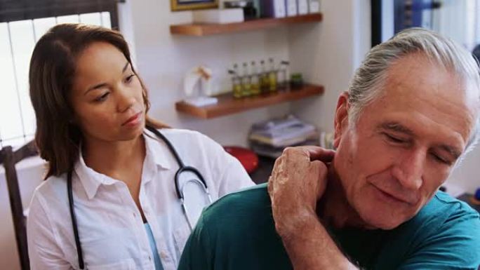 接受理疗师4k颈部按摩的高级男子