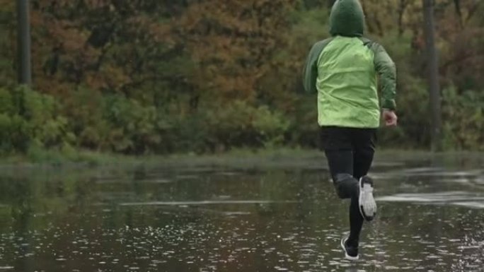冷雨中的跑步者训练