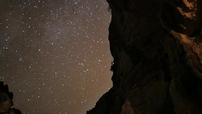 海岸上的星夜。从山洞看