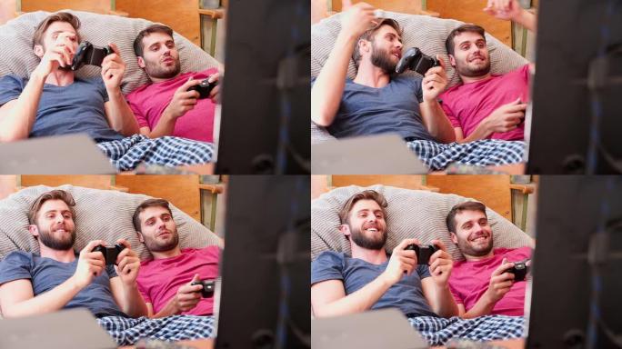 两个穿着睡衣的男性朋友在一起玩电子游戏