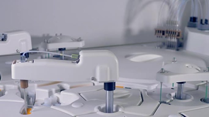 几种样品探针在临床分析仪中测试血液。