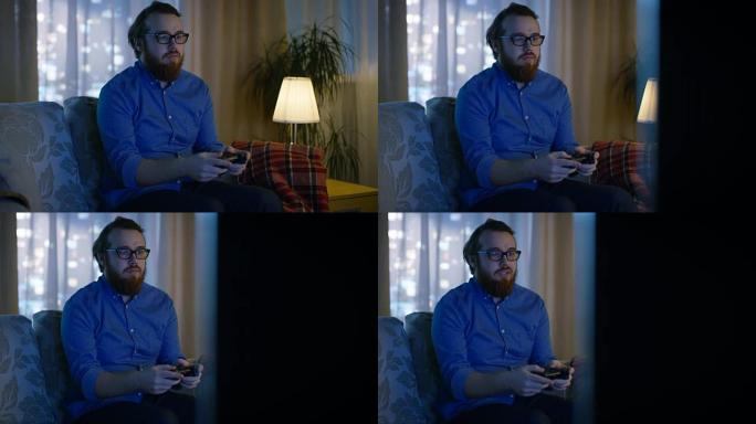 晚上，男人坐在沙发上，在客厅里玩电子游戏。窗户后面可以看到大城市。