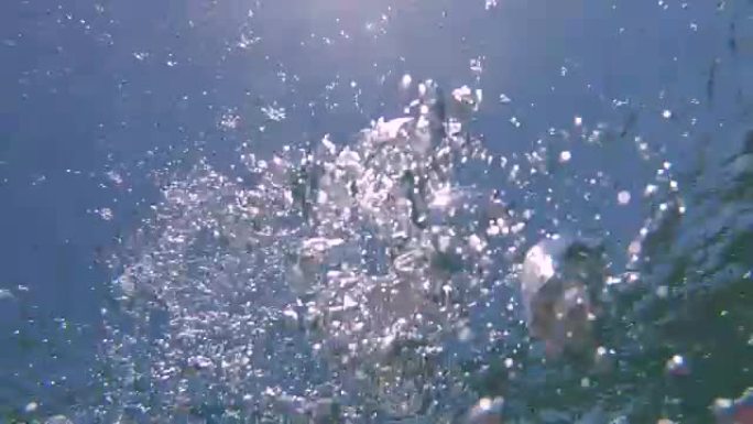 POV，水下: 游向海洋表面，空气耗尽。