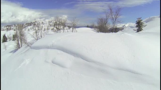 空中: 高山滑雪胜地的新鲜雪