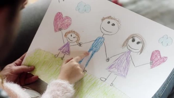 小女孩向父母展示图画