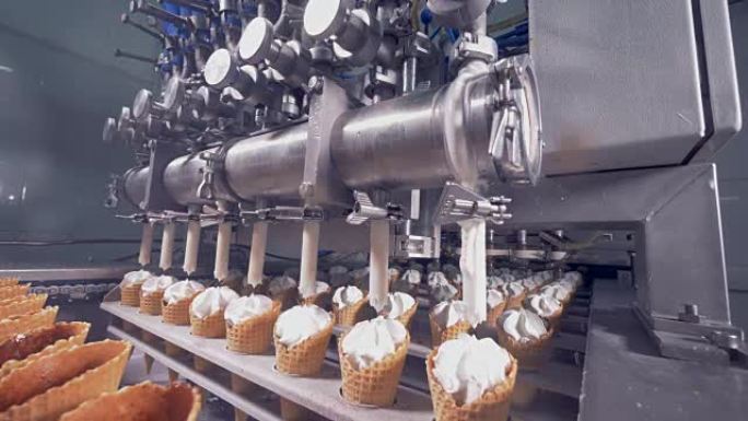 冰淇淋自动生产设备。