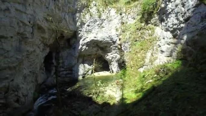 空中: 美丽的河流穿过自然洞穴和岩壁