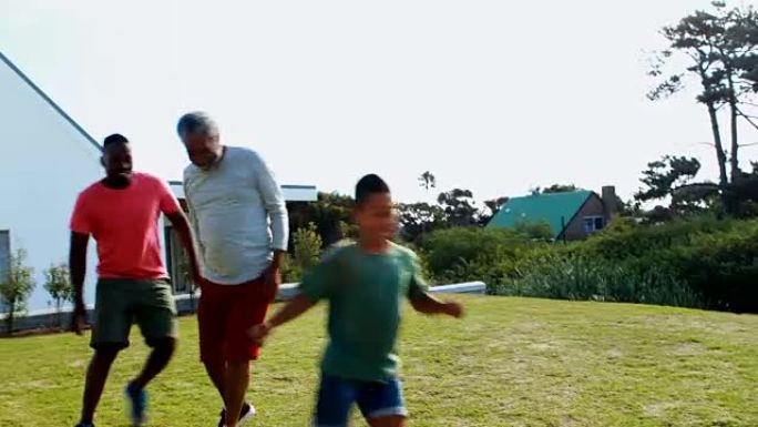 儿子在踢足球时与父亲和祖父打交道